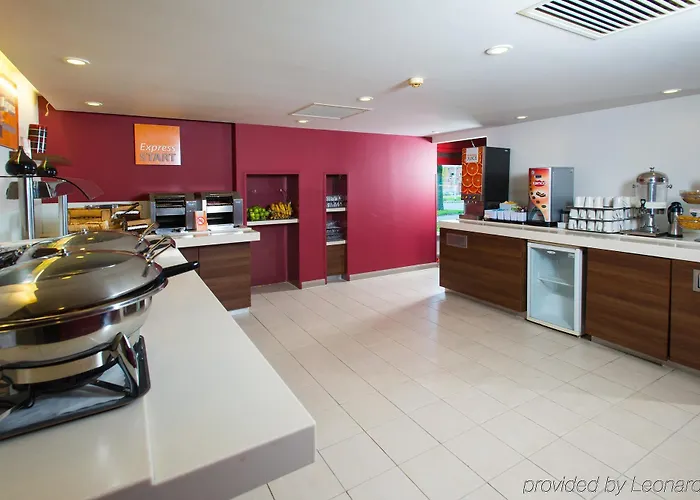 홀리데이 인 익스프레스 시티 센터 3*