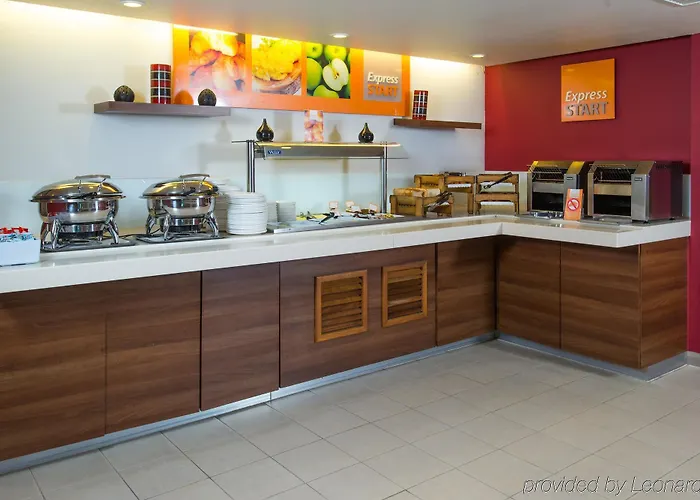 Express Centre By Ihg 3*
